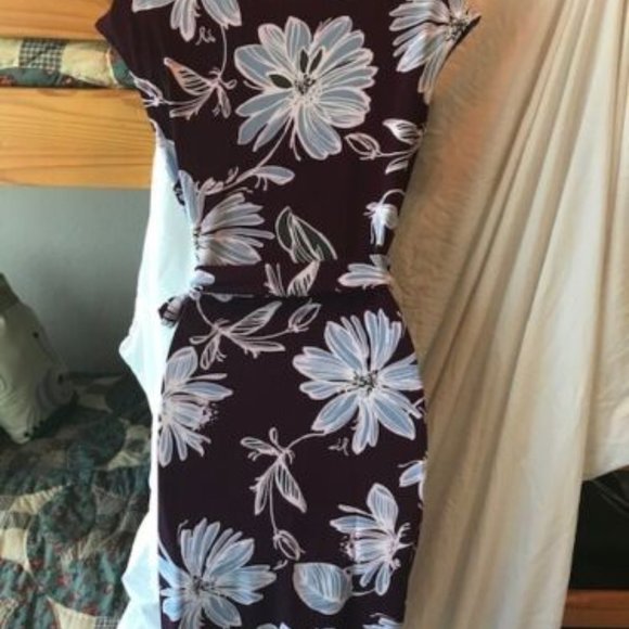 Lark & Ro * PLUM White BLUE FLORAL Cap Slv WRAP DRESS * Work / Date * NWOT * XS - Picture 10 of 12